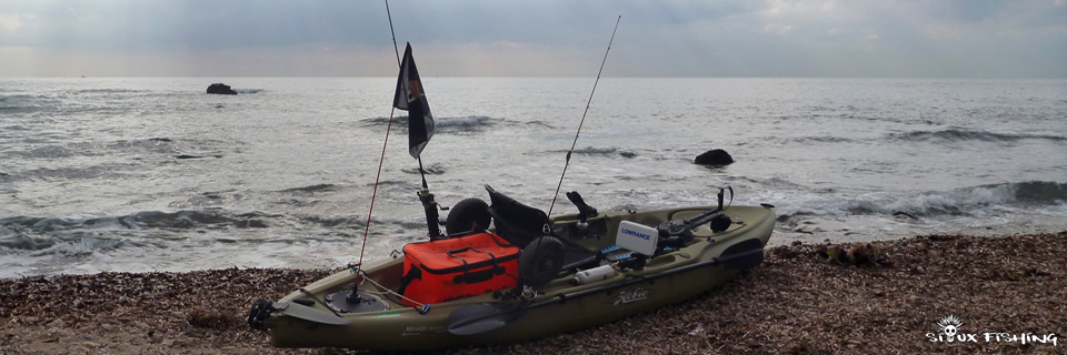 Un kayak en bord de mer
