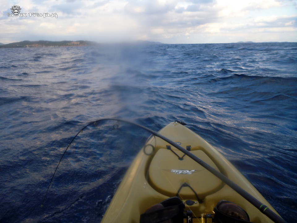 Combat avec une bonite en kayak dans les vagues Sicié